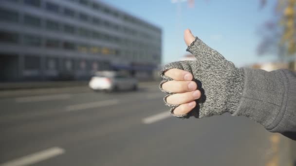 Mężczyzna Pokazuje Kciuk Macha Ręką Połowu Samochodu Autostop Podróży — Wideo stockowe