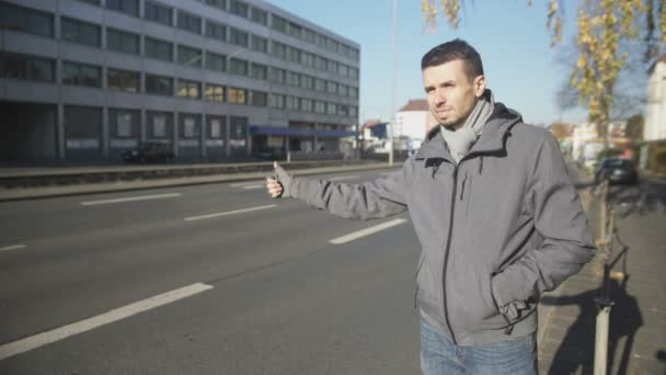 Mladý Muž Chytání Automobil Neznámém Městě Levné Cestování Stopování — Stock video