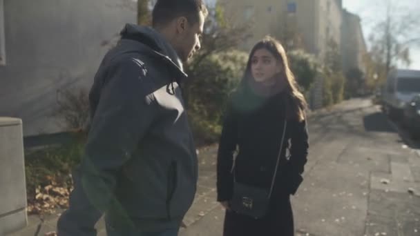 年轻夫妇在街中央争吵 关系问题 — 图库视频影像