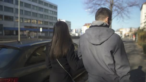 年轻夫妇走在大街上 回头看 骗子离开了犯罪的地方 — 图库视频影像