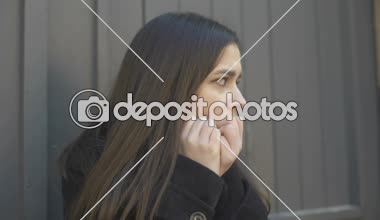 Kız aniden duygu korku sokak, zihinsel hastalıklarda kontrolsüz saldırı