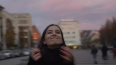 Sokakta duran ve göçmen, eve dönmek için mutlu seyir gülümseyen kadın