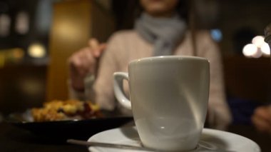 Lezzetli pasta yeme ve smartphone, kullanarak genç bayan öğle yemeği zaman yalnız zevk