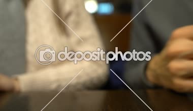 Erkek ve kadın elele, aşk, genç çiftin ihale ilişkileri yakından