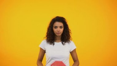 Afrikalı-Amerikalı kadın gösterilen dur işareti, kadın hakları koruma, feminizm