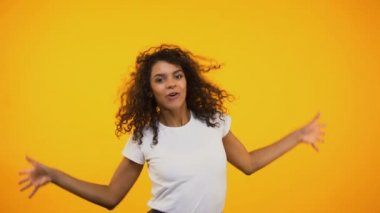 Sürpriz bir şekilde atlama ve dans, eğleniyor neşeli Afro-Amerikan kadın