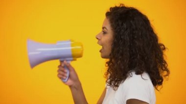 Afro-Amerikan kadın megafon içinde bağırarak stres, yan görünüm reliving için yol