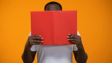 Afro-Amerikan adam okuma kitabı, eğitim ve kendini geliştirme, yakın çekim heyecanlı