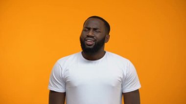 Tatminsiz Afrikalı-Amerikalı adam aşağı, rahatlatma stres sakinleştirmeye meditasyon