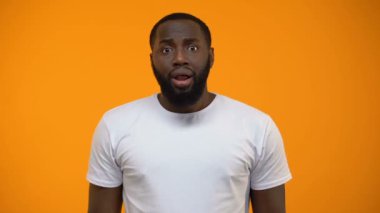 Afro-Amerikan adam baş, hayat ve iş sorunları, süre konusunda endişeli holding