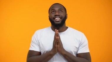 Dua için elele ve nimet Tanrı, seyir mutlu Afrikalı-Amerikalı adam