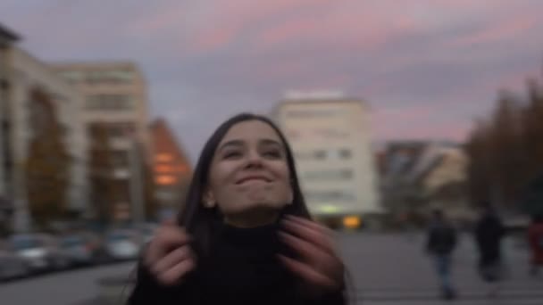 Mujer Sonriente Pie Calle Mirando Hacia Arriba Emigrante Feliz Volver — Vídeos de Stock