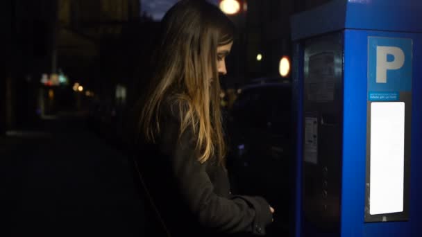 女士把硬币在停车计价器 步行到汽车 运输服务 — 图库视频影像