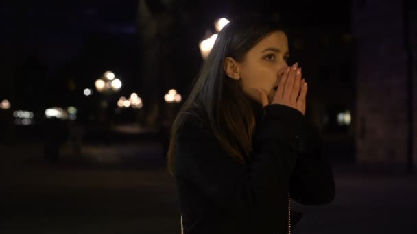 Mujer Joven Esperando Novio Noche Ciudad Calle Temblando Frío Calentamiento — Vídeos de Stock
