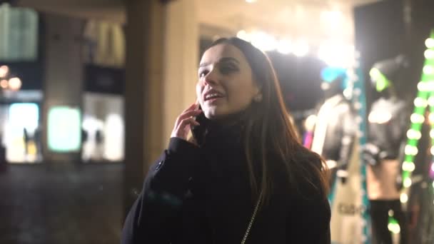 站在城市街道上的女人 会说电话和调情 等待心爱的人 — 图库视频影像