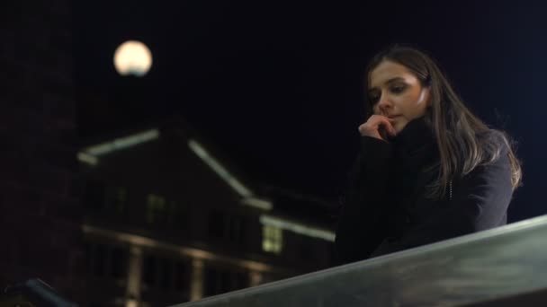 Pensive Dame Penser Des Problèmes Travail Debout Sur Nuit Rue — Video
