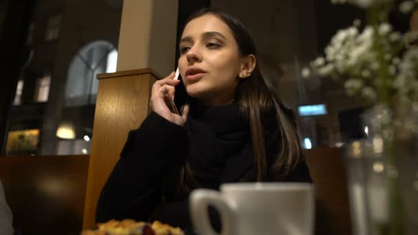 Frau Telefoniert Und Genießt Mittagessen Café Freizeit Kommunikation — Stockvideo