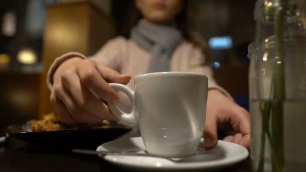 Jonge Vrouw Genieten Van Koffie Taart Restaurant Gratis Tijd Alleen — Stockvideo