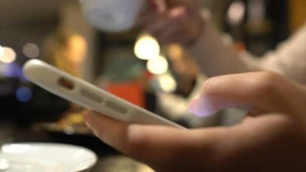 Mujer Disfrutando Del Tiempo Libre Tomando Café Usando Smartphone Relajación — Vídeo de stock