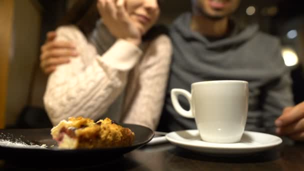 Velhos Amigos Sentados Café Abraçando Falando Relacionamento Caloroso Close — Vídeo de Stock