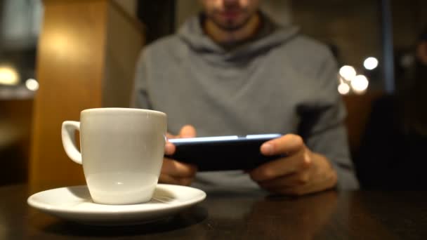 Joven Teléfono Inteligente Desplazamiento Masculino Cafetería Navegar Por Internet Adicción — Vídeos de Stock