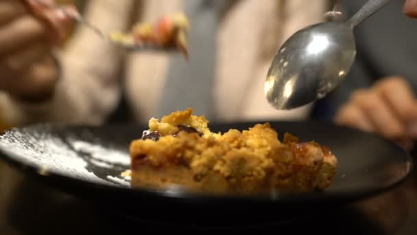 Pareja Joven Comiendo Pastel Dulce Estudiantes Pobres Ahorrativos Una Cita — Vídeo de stock