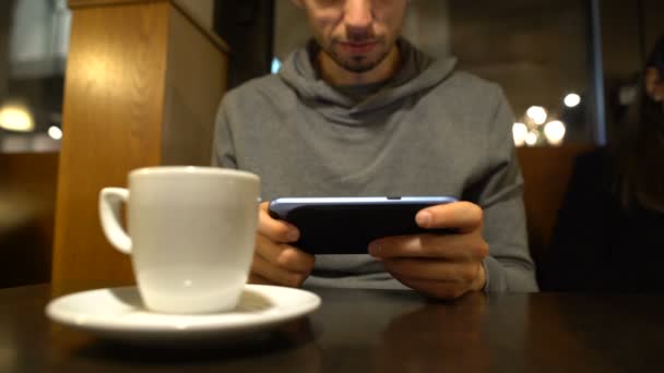 Man Spelar Spel Café Vinna Visar Gest Gadget Missbruk — Stockvideo