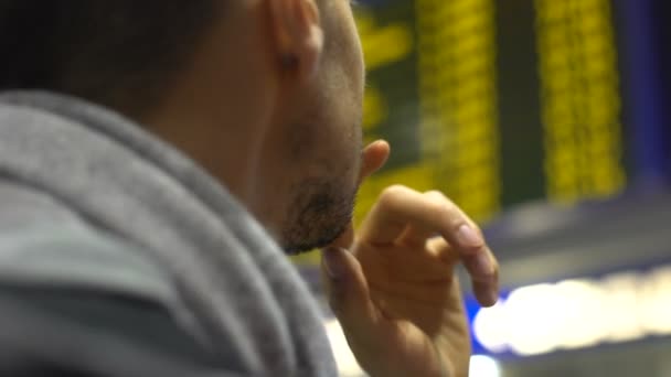 Hombre Mirando Tablero Información Elección Comida Restaurante Comida Rápida Primer — Vídeo de stock