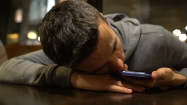 Hombre Borracho Despertando Mesa Restaurante Después Fiesta Llamando Taxi Resaca — Vídeo de stock