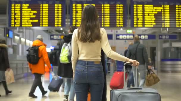 Ragazza Che Guarda Volo Arrivare Imbarco Partenza Attesa Check Aeroporto — Video Stock