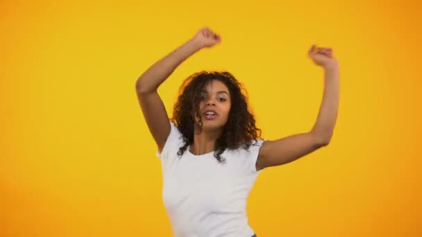 Όμορφη Γυναίκα Αφρο Αμερικανικό Χορό Και Διασκέδαση Στο Κόμμα Ελεύθερος — Αρχείο Βίντεο