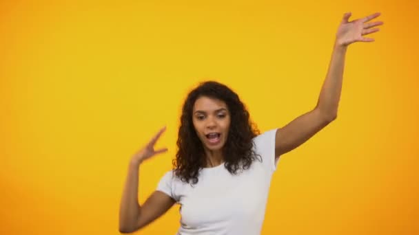 Mujer Afroamericana Rizada Bailando Divirtiéndose Espectáculo Talentos — Vídeos de Stock