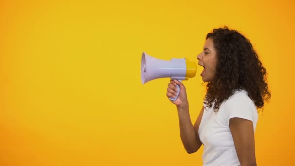 Mulher Afro Americana Com Megafone Anunciando Notícias Sensação Descontos Loja — Vídeo de Stock