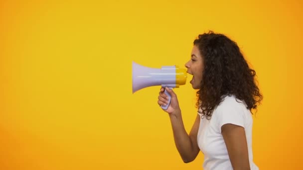 Menina Afro Americana Gritando Megafone Espalhando Informações Consciência — Vídeo de Stock