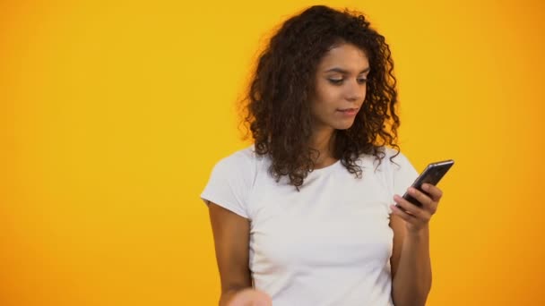 Afro Amerykański Kobietę Torby Zakupy Smartphone Zakup Online — Wideo stockowe