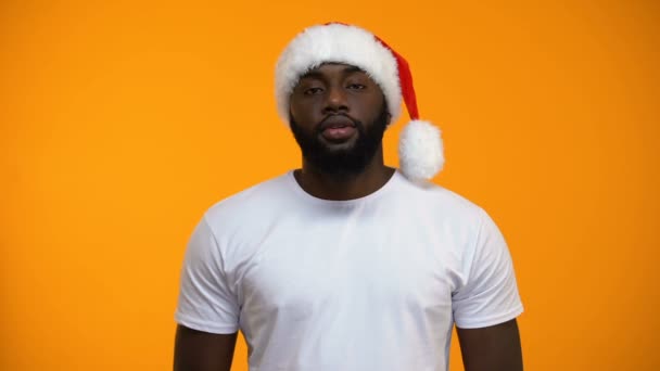 Hombre Afroamericano Santa Sombrero Presentando Regalo Navidad Fondo Amarillo — Vídeo de stock