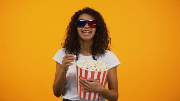 黑女人在3D 眼镜吃爆米花和看喜剧电影 — 图库视频影像