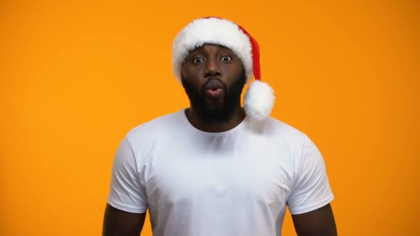 Aufgeregter Afroamerikanischer Mann Mit Weihnachtsmütze Weihnachtszauber Gelbem Hintergrund — Stockvideo