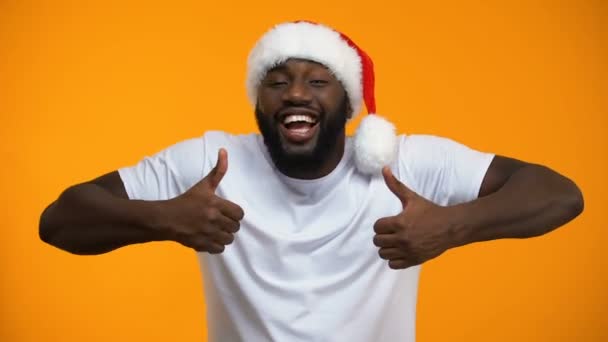 Sorrindo Afro Americano Papai Noel Mostrando Polegares Para Cima Boas — Vídeo de Stock