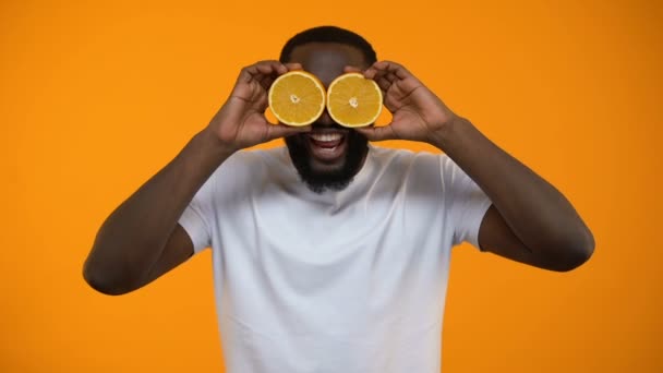 Радісний Афроамериканець Людиною Затягування Останньої Половини Апельсини Вітаміни Здоров — стокове відео