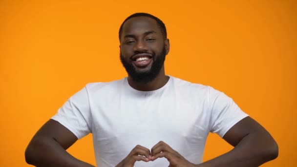 Gösterilen Kalp Jest Mutlu Ilişkileri Tanıdık Aşık Afro Amerikan Adam — Stok video