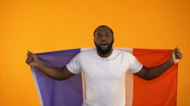 Afrikalı-Amerikalı adam Fransız bayrağı, Milli takım destekleyen futbol fan sallayarak