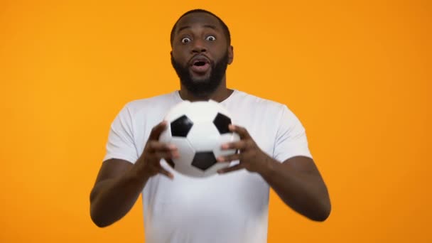 Joven Afroamericano Con Pelota Fútbol Animando Emocionalmente Selección Nacional — Vídeo de stock