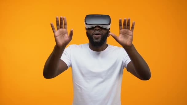 Hombre Afroamericano Sorprendido Auriculares Explorando Tecnologías Modernas Futuro — Vídeo de stock