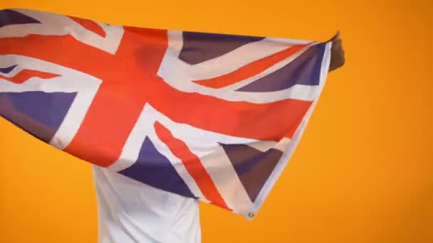 Hombre Afroamericano Bailando Con Bandera Británica Apoyando Ganador Las Elecciones — Vídeo de stock