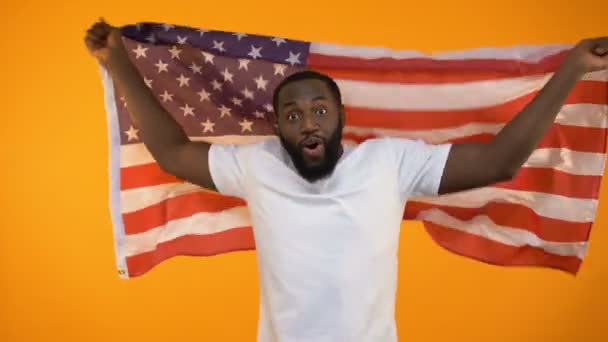 Hombre Afroamericano Ondeando Bandera Apoyando Selección Deportiva Nacional Ventilador — Vídeo de stock