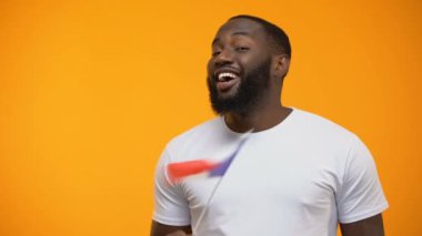 Afro-Amerikan adam holding Fransız bayrağı ulusal bayram kutlamaları, yakın çekim