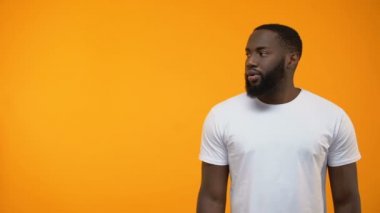 Afrikalı-Amerikalı adam arka plan, metin için şablon içine parmak işaret heyecanlı