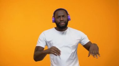 Afro-Amerikan komik dans kulaklıklar, yetenek gösterisi performansını, yakın çekim