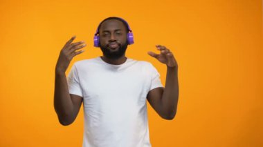 Afrikalı-Amerikalı adam baş telefonları dans ve dalga geçmeyi, eğleniyor